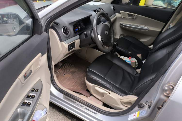 Used CHANGAN Alsvin V5 2012 1.5L Manual Sport Version China IV Standard Driver Seat