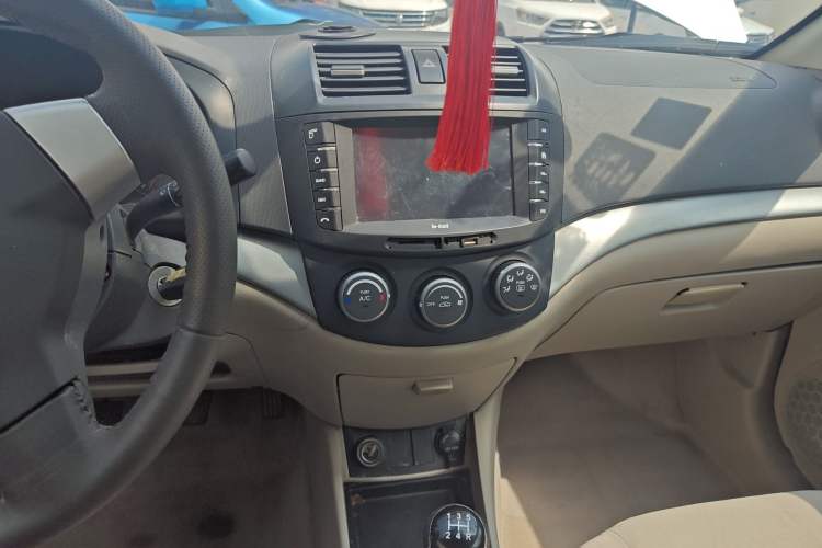 Used CHANGAN Alsvin V5 2012 1.5L Manual Sport Version China IV Standard Audio And AC Panel