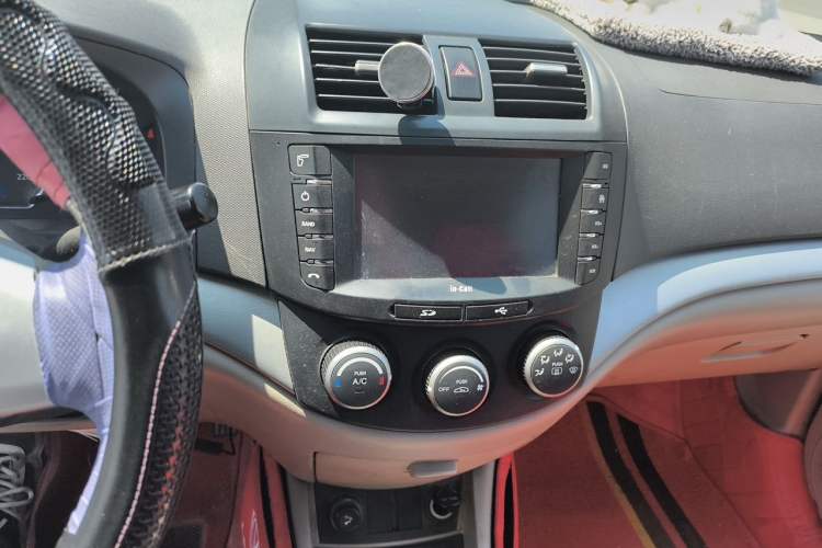 Used CHANGAN Alsvin V5 2012 1.5L Manual Sport Version China IV Standard Audio And AC Panel