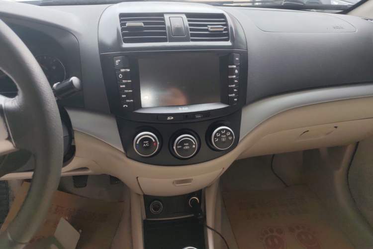 Used CHANGAN Alsvin V5 2012 1.5L Manual Sport Version China IV Standard Audio And AC Panel