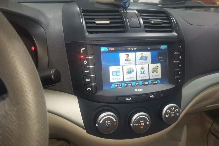 Used CHANGAN Alsvin V5 2012 1.5L Manual Sport Version China IV Standard Audio And AC Panel
