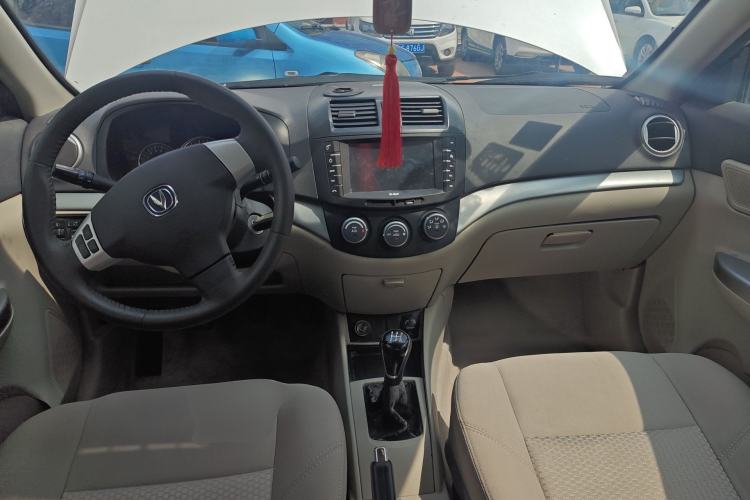 Used CHANGAN Alsvin V5 2012 1.5L Manual Sport Version China IV Standard Center Console