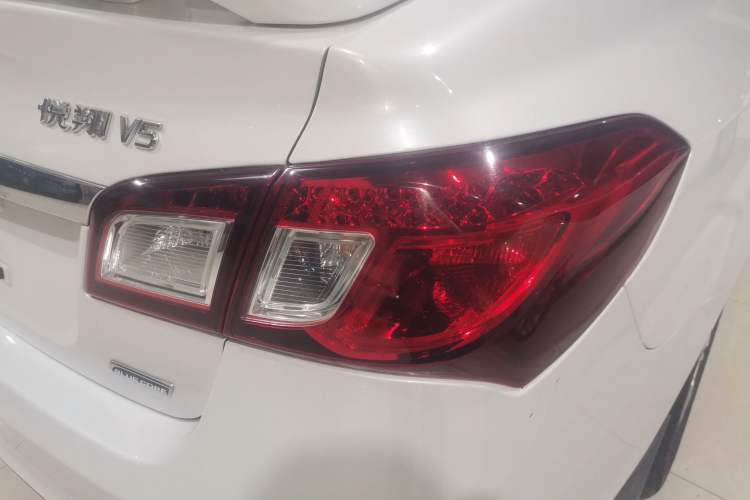 Used CHANGAN Alsvin V5 2012 1.5L Manual Sport Version China IV Standard Exterior 3