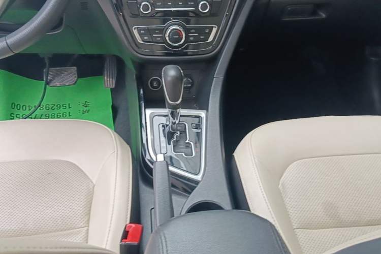 Used CHANGAN Alsvin V7 2015 1.6L Automatic Enjoyment Model China IV Standard Gear Lever