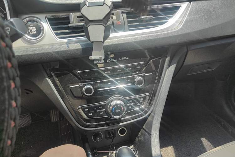 Used CHANGAN Alsvin V7 2015 1.6L Automatic Enjoyment Model China IV Standard Audio And AC Panel