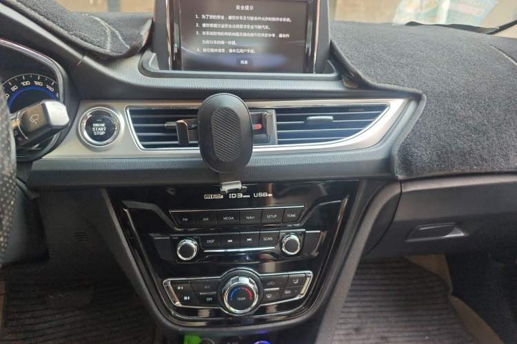 Used CHANGAN Alsvin V7 2015 1.6L Automatic Enjoyment Model China IV Standard Audio And AC Panel