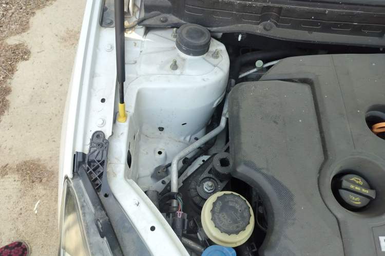 Used CHANGAN Alsvin V7 2015 1.6L Manual Enjoyment Model China IV Standard Engine Bay Right