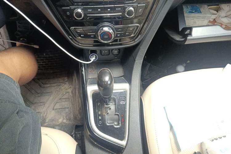 Used CHANGAN Alsvin V7 2015 1.6L Automatic Enjoyment Model China IV Standard Gear Lever