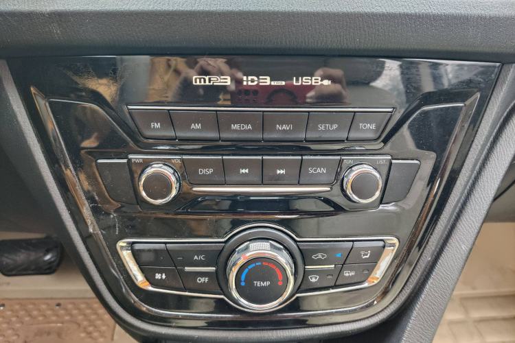 Used CHANGAN Alsvin V7 2015 1.6L Automatic Enjoyment Model China IV Standard Interior 2