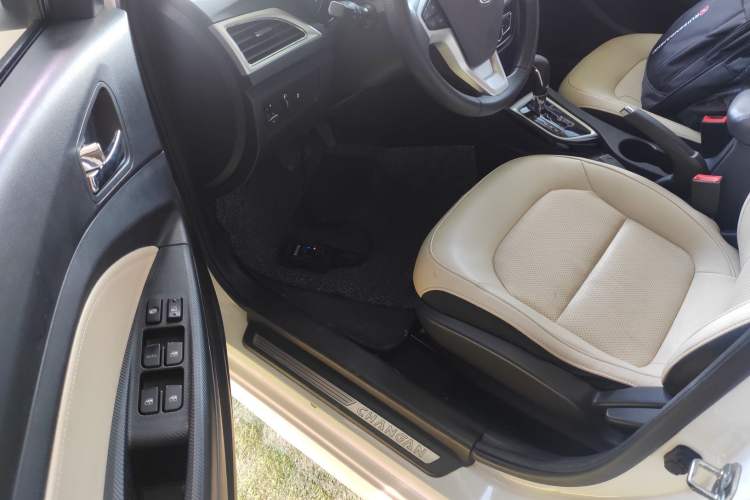 Used CHANGAN Alsvin V7 2015 1.6L Automatic Enjoyment Model China IV Standard Interior 3