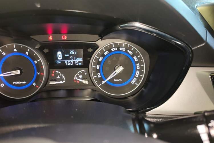 Used CHANGAN Alsvin V7 2016 1.6L Manual Fun Edition China V Standard Odometer Close Up