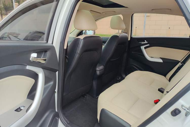 Used CHANGAN Alsvin V7 2016 1.6L Automatic Fun Model China V Standard Interior 2