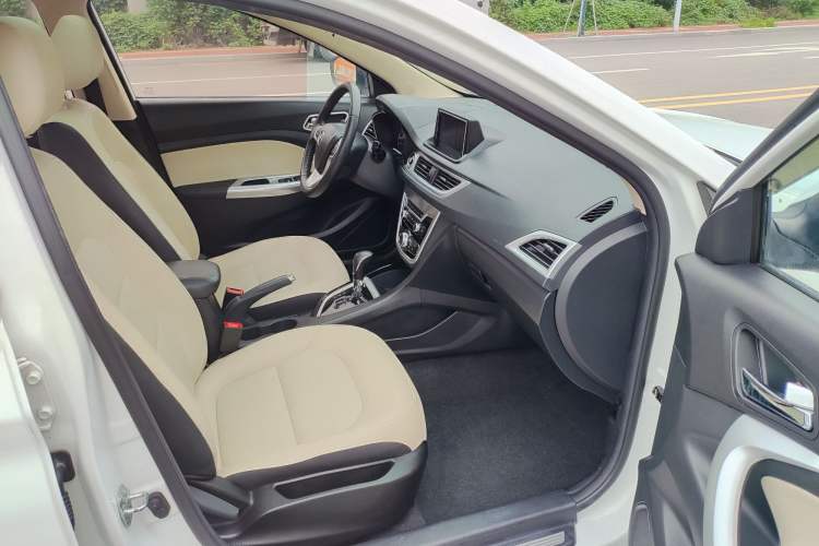 Used CHANGAN Alsvin V7 2016 1.6L Automatic Fun Model China V Standard Interior 4
