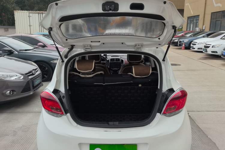 Used CHANGAN Benni 2015 1.4L IMT Luxury Model China V Standard Trunk