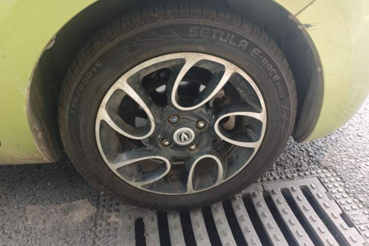 Used CHANGAN Benni 2014 1.4L Manual Luxury Model Right Front Wheel Hub