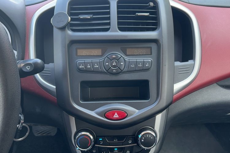Used CHANGAN Benni 2015 1.4L IMT Luxury Model China V Standard Audio And AC Panel