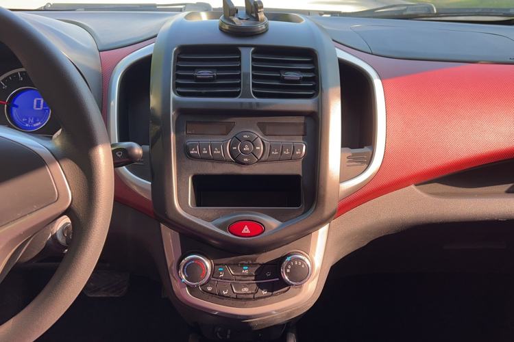 Used CHANGAN Benni 2015 1.4L IMT Luxury Model China V Standard Audio And AC Panel
