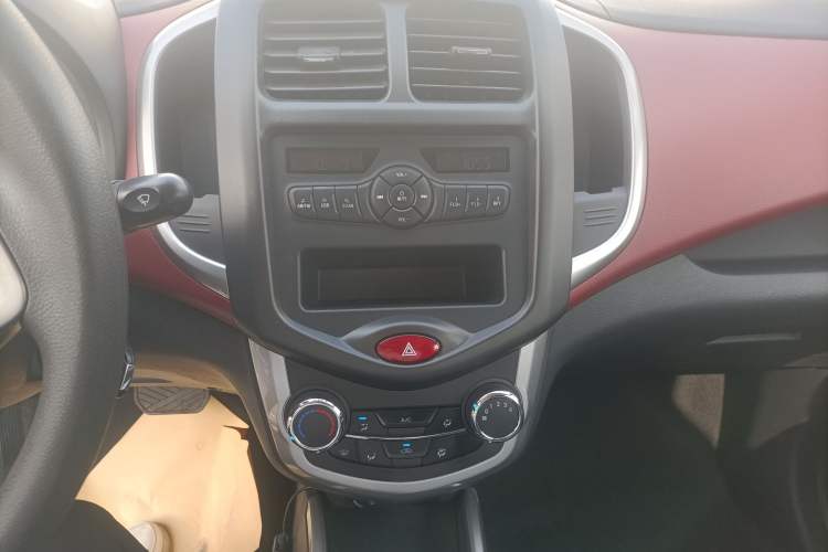 Used CHANGAN Benni 2015 1.4L IMT Luxury Model China V Standard Audio And AC Panel