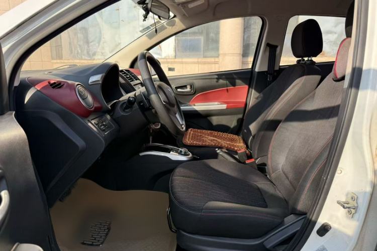 Used CHANGAN Benni 2015 1.4L IMT Luxury Model China V Standard Interior 2