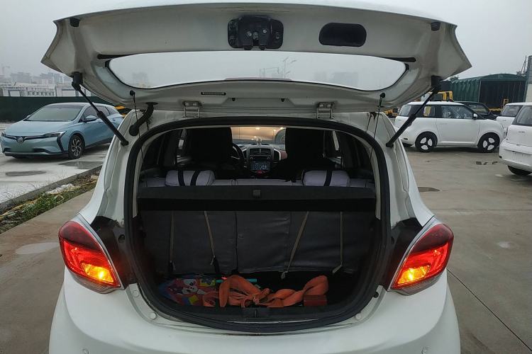Used CHANGAN Benni 2015 1.4L IMT Luxury Version China IV Standard Trunk