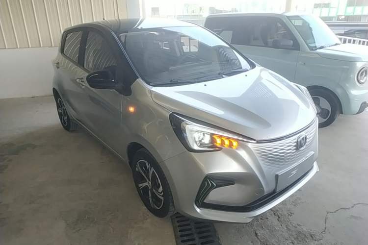 Used CHANGAN Benni E-Star 2020 Heart Edition Lithium Iron Phosphate (31.18 kWh) Front Right 45 Deg