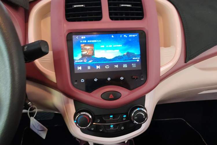 Used CHANGAN Benni E-Star 2021 National Edition Colorful Version Lithium Iron Phosphate (31.86 kWh) Audio And AC Panel
