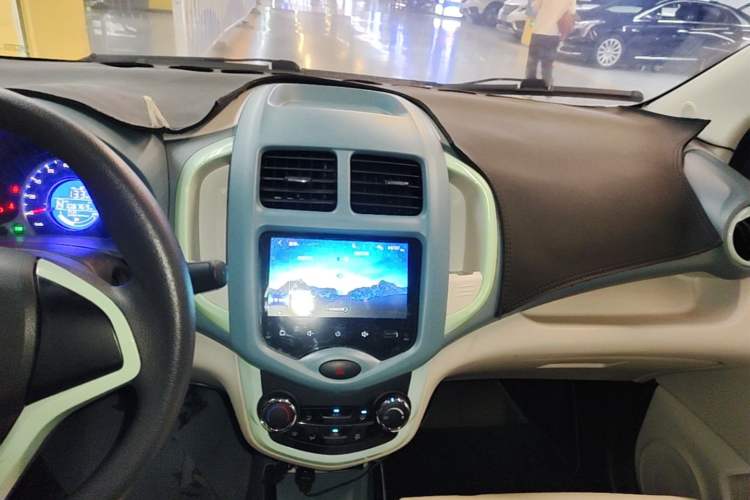 Used CHANGAN Benni E-Star 2021 National Edition Colorful Version Lithium Iron Phosphate (31.95 kWh) Audio And AC Panel