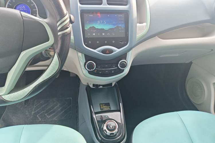 Used CHANGAN Benni E-Star 2021 National Edition Colorful Version Lithium Iron Phosphate (31.86 kWh) Audio And AC Panel