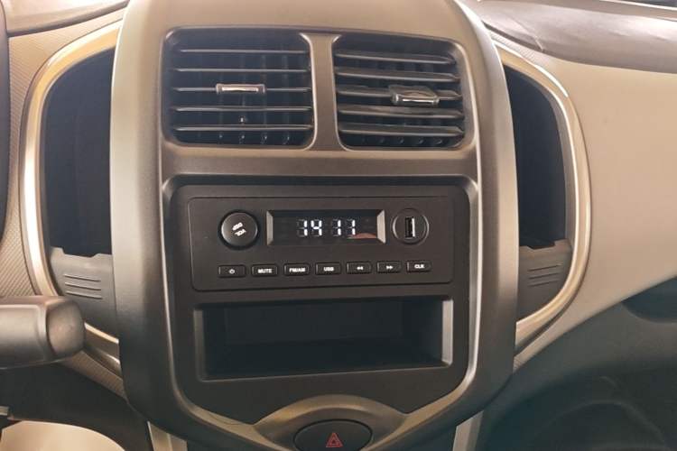 Used CHANGAN Benni E-Star 2021 National Edition Xin Yue Version Lithium-Ion Battery Audio And AC Panel