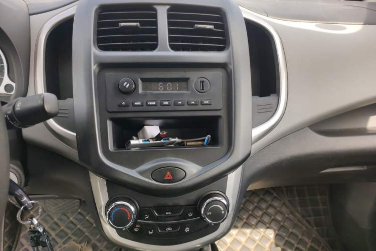 Used CHANGAN Benni E-Star 2021 National Edition Xin Yue Version Lithium Iron Phosphate (31.18 kWh) Audio And AC Panel