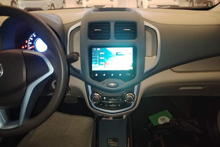 Used CHANGAN Benni E-Star 2021 National Edition Colorful Version Lithium Iron Phosphate (31.18 kWh) Audio And AC Panel