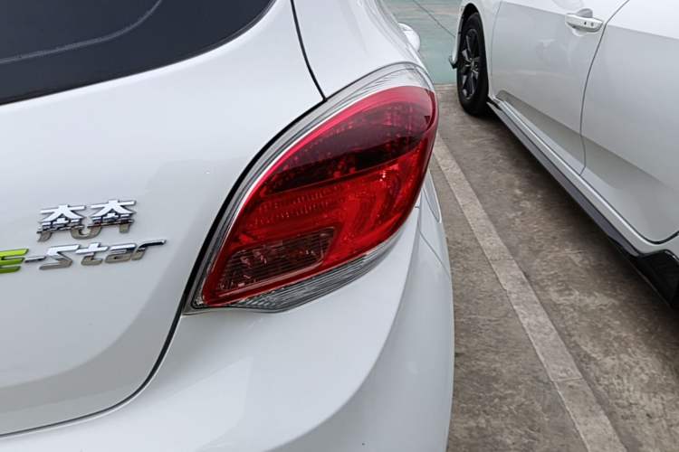 Used CHANGAN Benni E-Star 2021 National Edition Xin Yue Version (Fast-Charging Edition) Lithium Iron Phosphate (31.95 kWh) Right Rear Taillight