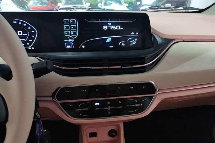 Used CHANGAN Benni E-Star 2022 Qingxin Edition Colorful Model Lithium Iron Phosphate Audio And AC Panel