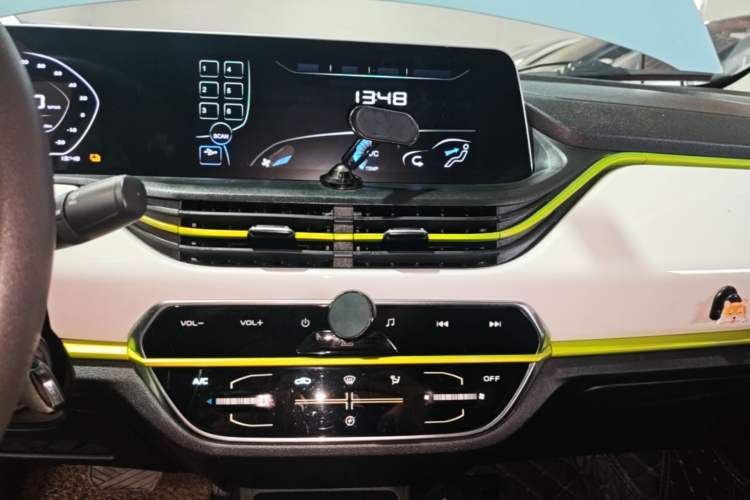 Used CHANGAN Benni E-Star 2022 Qingxin Edition Colorful Model Lithium-NMC Audio And AC Panel