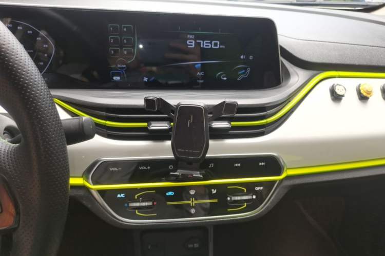 Used CHANGAN Benni E-Star 2022 Qingxin Edition Colorful Model Lithium-NMC Audio And AC Panel