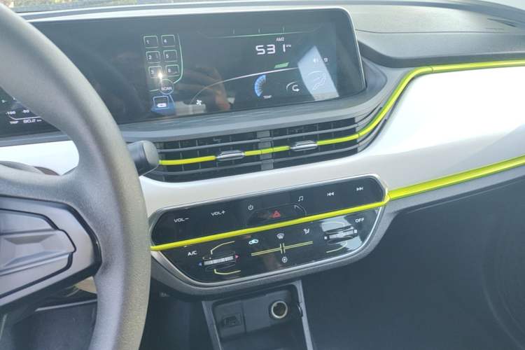 Used CHANGAN Benni E-Star 2022 Qingxin Edition Colorful Model Lithium-NMC Audio And AC Panel