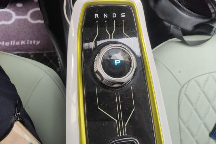 Used CHANGAN Benni E-Star 2022 Charming Edition Colorful Model Lithium-Ion Battery Gear Lever