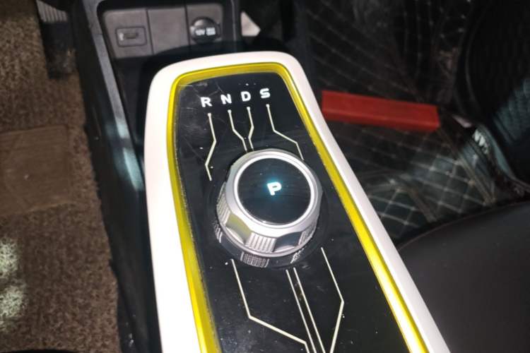 Used CHANGAN Benni E-Star 2022 Qingxin Edition Colorful Model Lithium-NMC Gear Lever