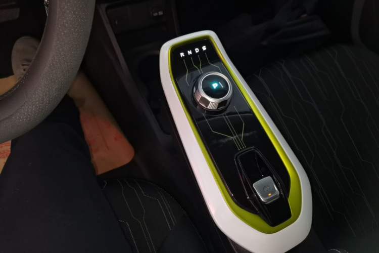 Used CHANGAN Benni E-Star 2022 Charming Edition Colorful Model Lithium-Ion Battery Gear Lever