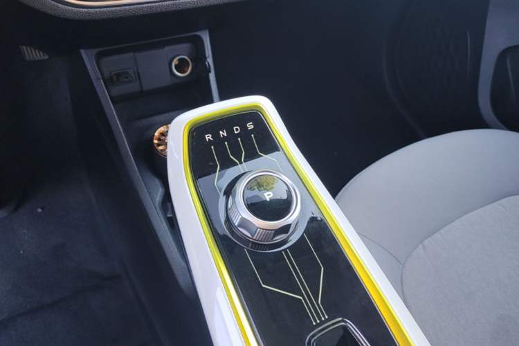 Used CHANGAN Benni E-Star 2022 Qingxin Edition Colorful Model Lithium-NMC Gear Lever