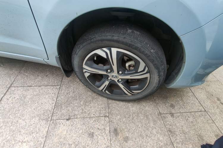 Used CHANGAN Benni E-Star 2022 Charming Edition Colorful Model Lithium-Ion Battery Right Front Wheel Hub