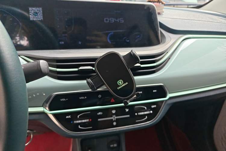 Used CHANGAN Benni E-Star 2022 Qingxin Edition Colorful Model Lithium Iron Phosphate Audio And AC Panel