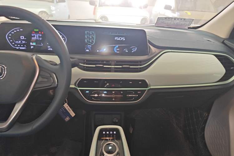 Used CHANGAN Benni E-Star 2022 Qingxin Edition Colorful Model Lithium Iron Phosphate Audio And AC Panel