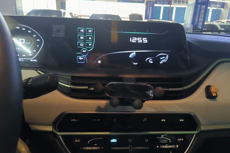 Used CHANGAN Benni E-Star 2022 Qingxin Edition Colorful Model Lithium Iron Phosphate Audio And AC Panel