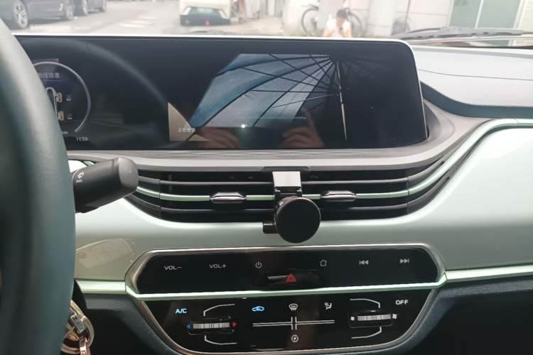 Used CHANGAN Benni E-Star 2022 Charming Edition Colorful Model Lithium Iron Phosphate Audio And AC Panel