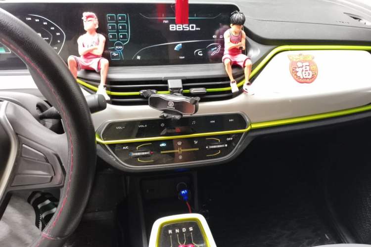 Used CHANGAN Benni E-Star 2022 Qingxin Edition Colorful Model Lithium-NMC Audio And AC Panel