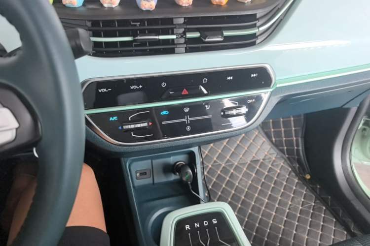 Used CHANGAN Benni E-Star 2022 Qingxin Edition Colorful Model Lithium Iron Phosphate Audio And AC Panel