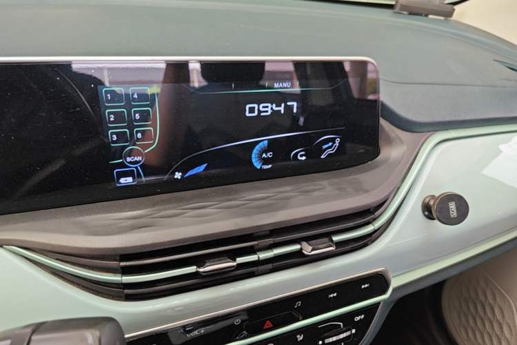 Used CHANGAN Benni E-Star 2022 Qingxin Edition Colorful Model Lithium Iron Phosphate Audio And AC Panel