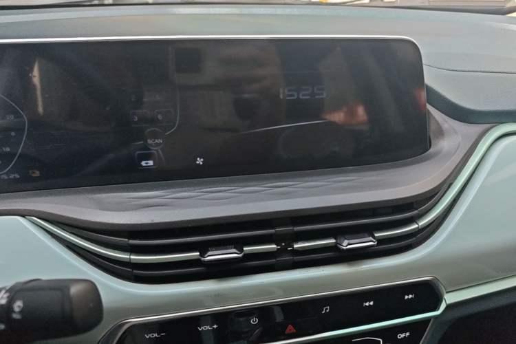 Used CHANGAN Benni E-Star 2022 Qingxin Edition Colorful Model Lithium Iron Phosphate Audio And AC Panel