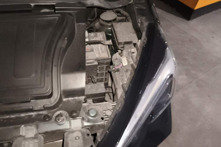 Used CHANGAN Benni E-Star 2022 Charming Edition Colorful Model Lithium-Ion Battery Engine Bay Left